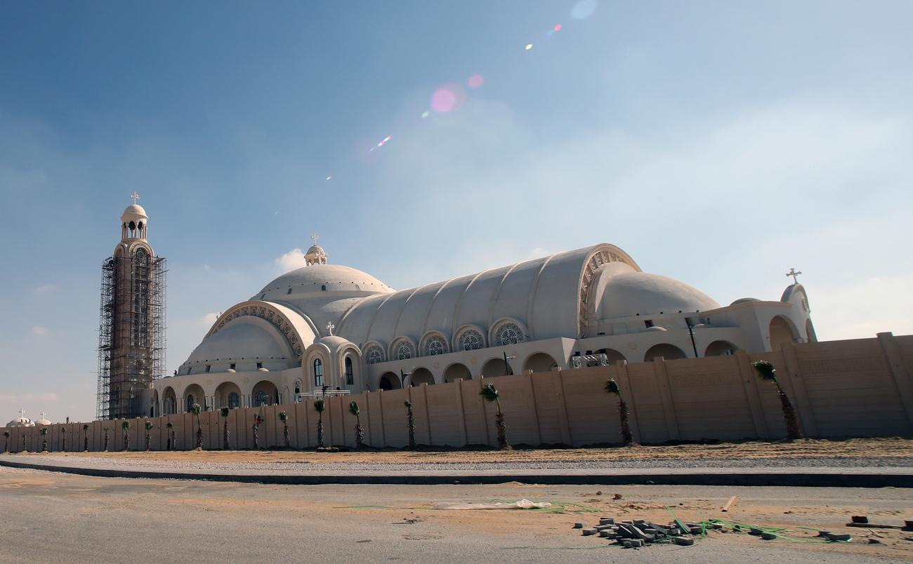La cathédrale de la Nativité a été construite dans le désert à 45 kilomètres du Caire. [Keystone - EPA/Khaled Elfiqi]