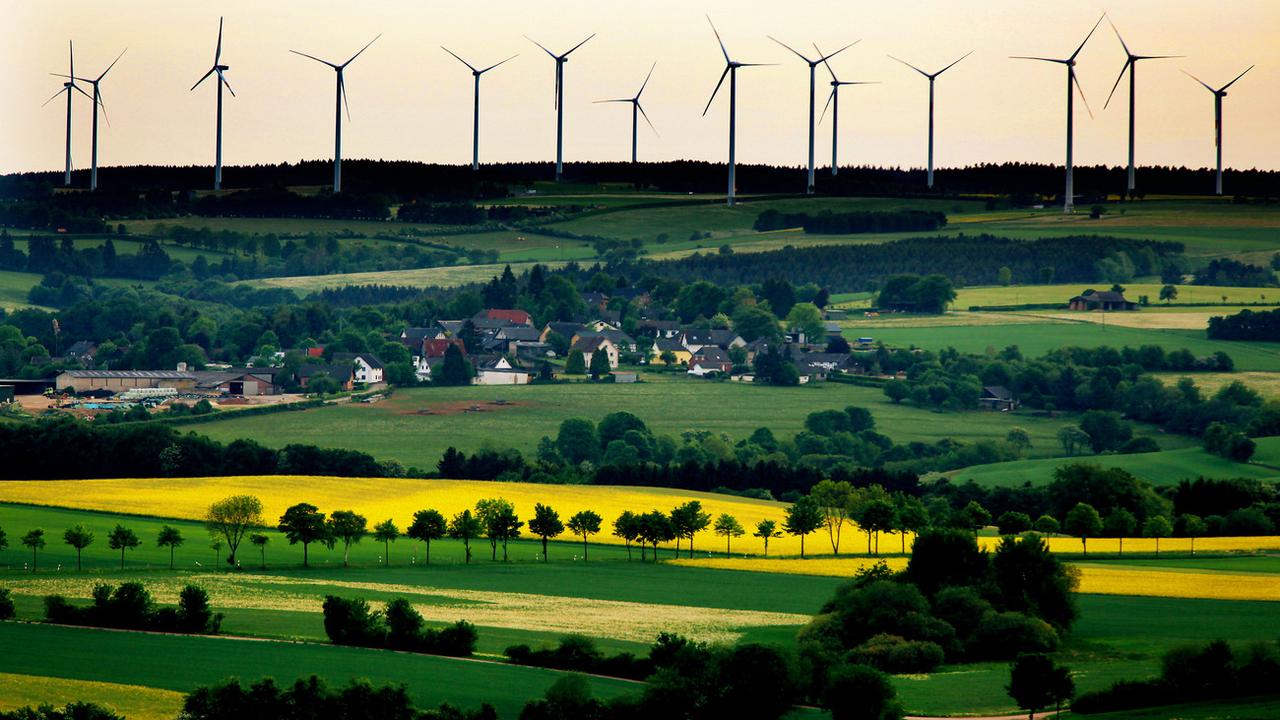 Le parc éolien allemand de Schöneseiffen, situé non loin de la frontière belge. [Keystone - Oliver Berg]