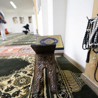 Des chapelets musulmans et un Coran, photographiés dans la salle de prière de la mosquée de Payerne. [Keystone - Laurent Gilliéron]