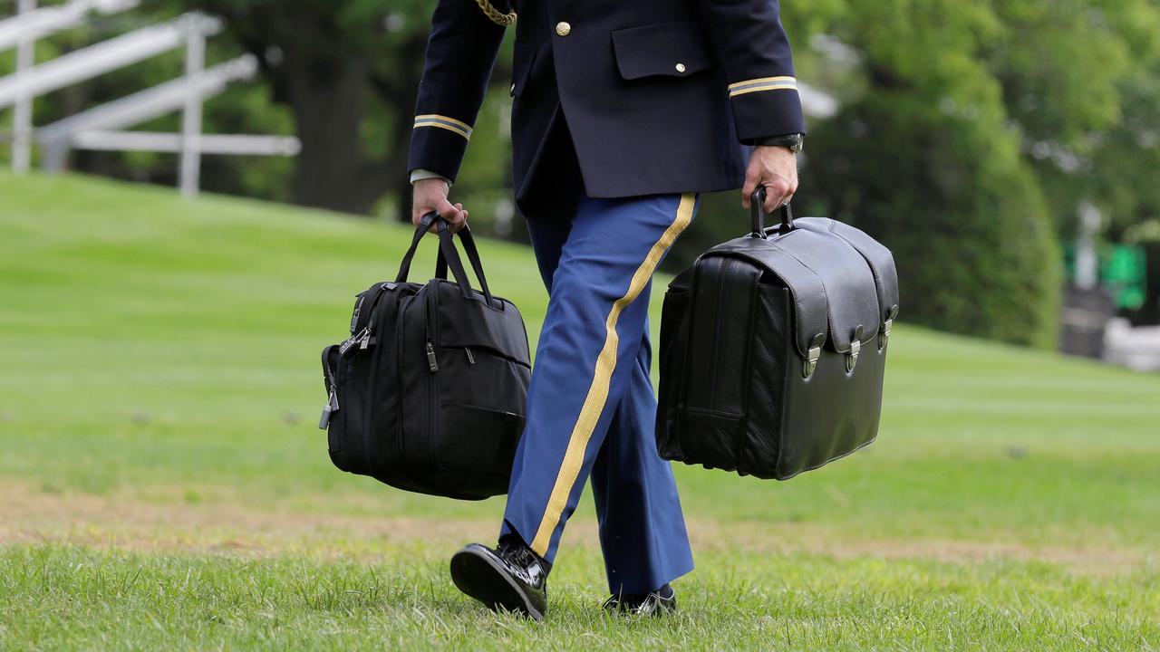 Un membre de l'US Army transporte la valise contenant les codes des armes nucléaires. [Reuters - Joshua Roberts]