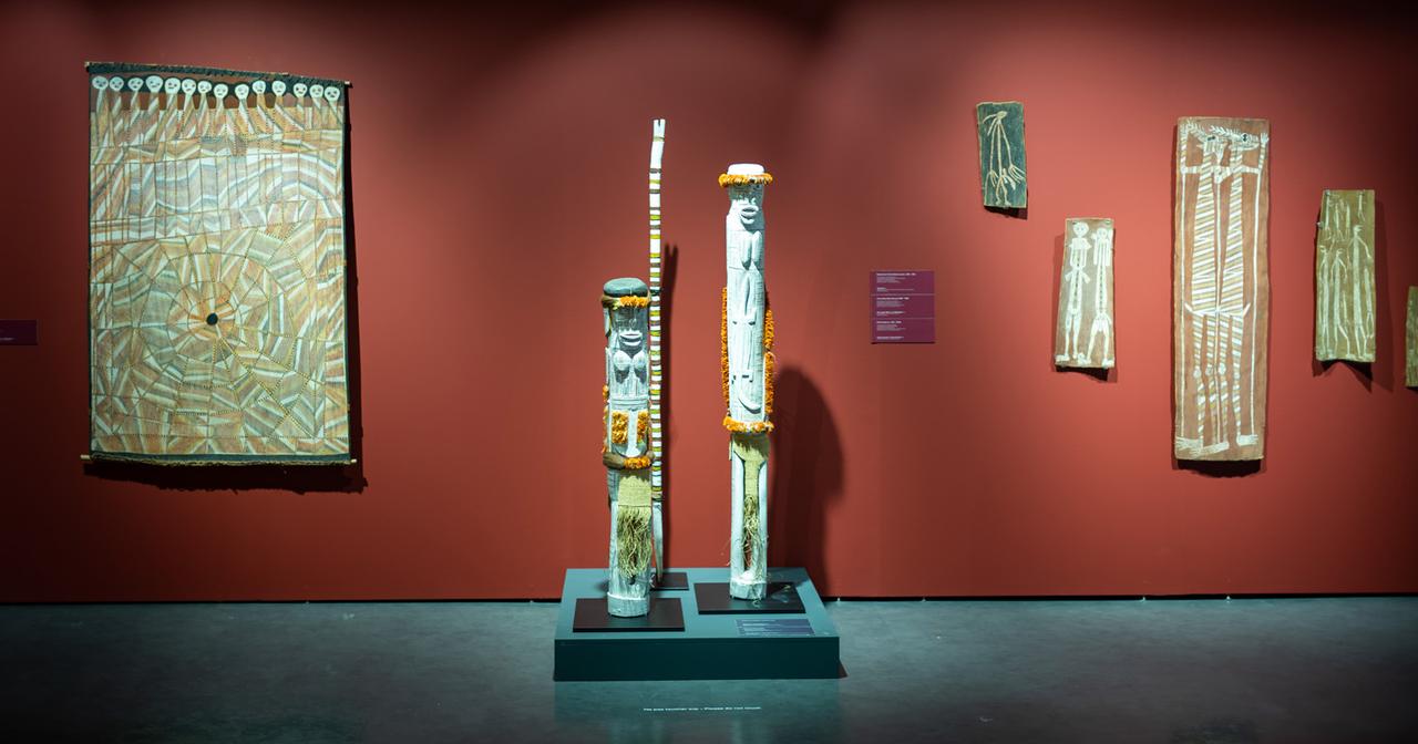 Des statues aborigènes dans l'exposition "Before Time Began" à la Fondation Opale à Lens. [Fondation Opale - Olivier Maire]