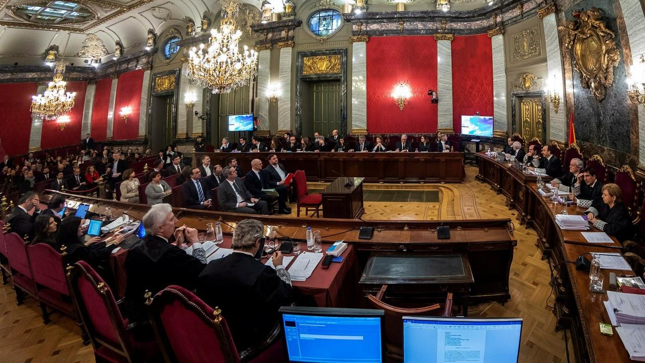 Les séparatistes devant les juges de la Cour suprême de Madrid à l'ouverture de leur procès, le 12 février 2019. [Keystone - Emilio Naranjo]