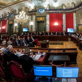 Les séparatistes devant les juges de la Cour suprême de Madrid à l'ouverture de leur procès, le 12 février 2019. [Keystone - Emilio Naranjo]