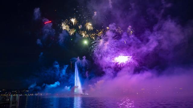 Plusieurs innovations ont été ajoutées cette année au traditionnel spectacle pyrotechnique des Fêtes de Genève. Les feux d'articifice devant le Jet d'Eau  étaient notamment ponctués samedi soir d'émoticônes. [KEXSTONE - MARTIAL TREZZINI]