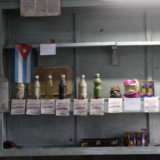 Quelques produits de première nécessité dans un magasin cubain. [Reuters - Stringer]