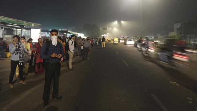 Un arrêt de bus à New Dehli, alors que la ville est enveloppée par une épaisse couche de smog, ce 14 novembre 2019. [AP Photo - Manish Swarup]