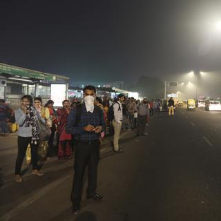 Un arrêt de bus à New Dehli, alors que la ville est enveloppée par une épaisse couche de smog, ce 14 novembre 2019. [AP Photo - Manish Swarup]