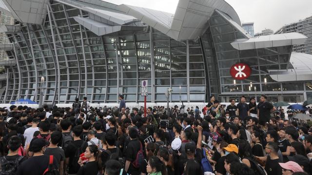 Des milliers de protestataires antigouvernementaux se rassemblent devant la gare de West Kowloon à Hong Kong. [AFP - Vivek Prakash]