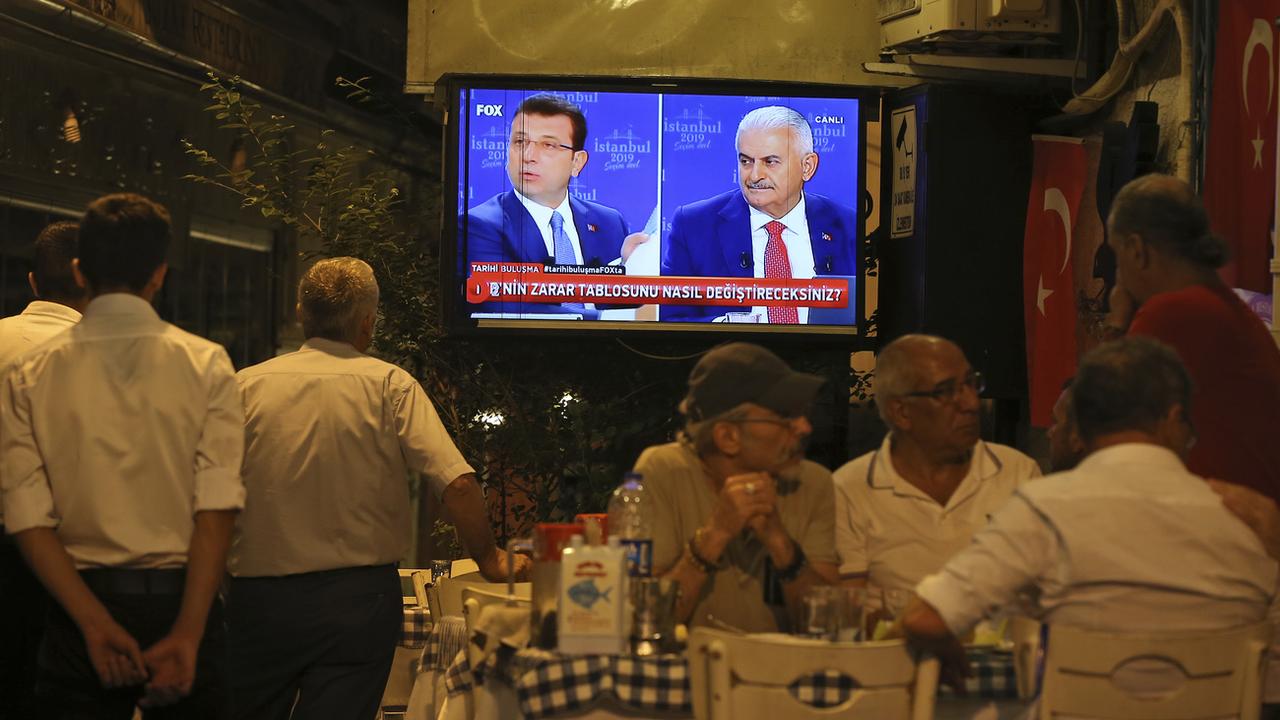 Le débat a rassemblé Ekrem Imamoglu (g.), candidat de l'opposition, et Binali Yildrim, candidat de l'AKP. [Keystone/AP Photo - Emrah Gurel]