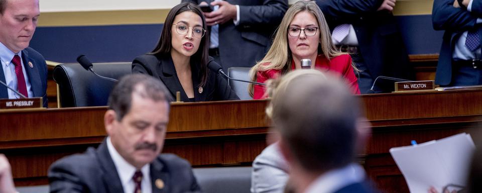 Lors d'une audition devant le House Financial Services Committee, Alexandria Ocasio-Cortez questionne le patron de Facebook Mark Zuckerberg. [AP Photo/Keystone - Andrew Harnik]