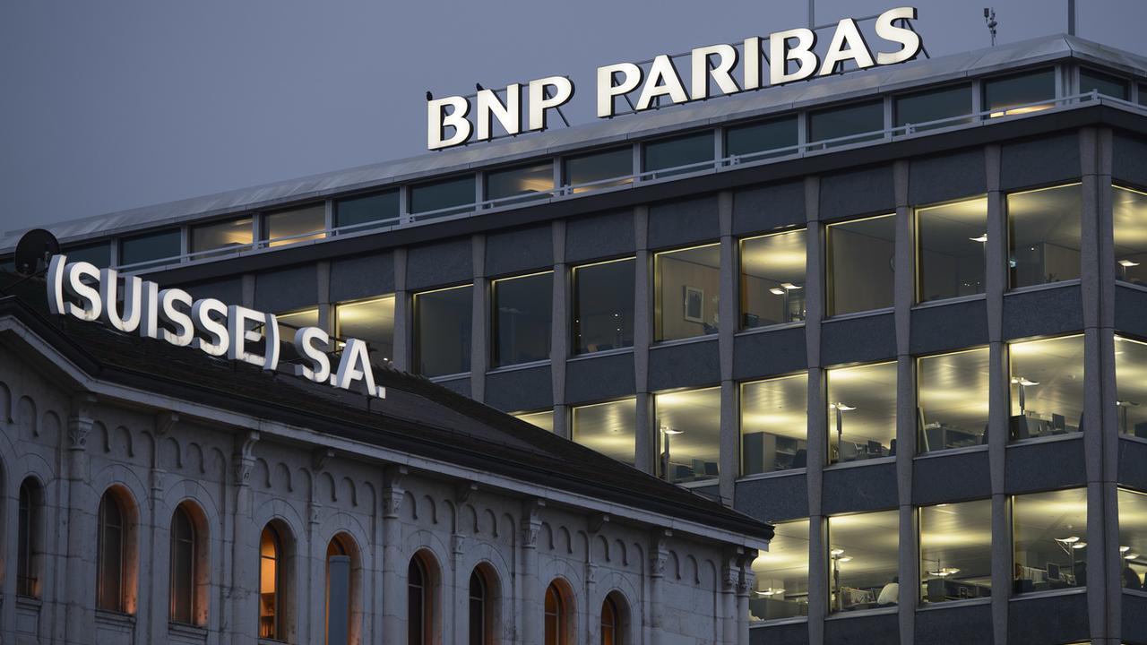 BNP Paribas Suisse envisagerait de licencier 250 employés. La restructuration concernerait principalement Genève, où la banque a son siège. [Keystone - Martial Trezzini]