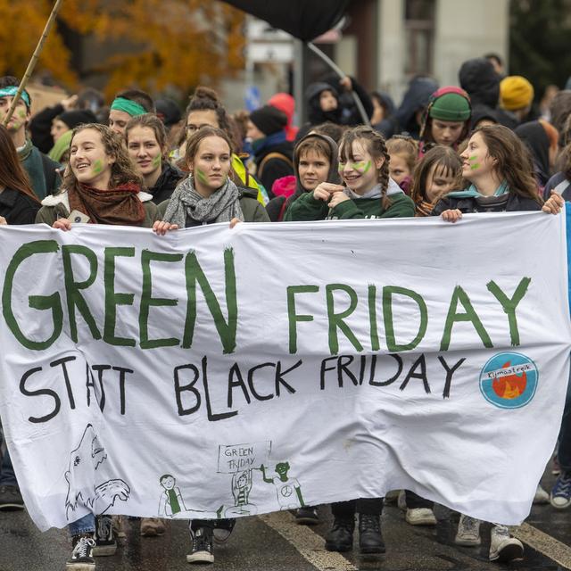 Des manifestants pour le climat dans la rue à Berne, le 29 novembre 2019. [Keystone - Marcel Bieri]