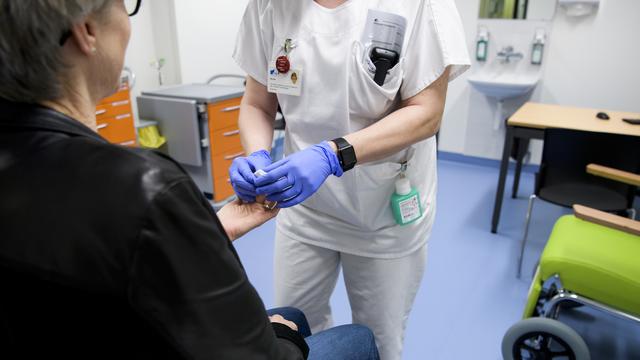 Le Valais veut étoffer sa formation en soins infirmiers. [Keystone - Jean-Christophe Bott]