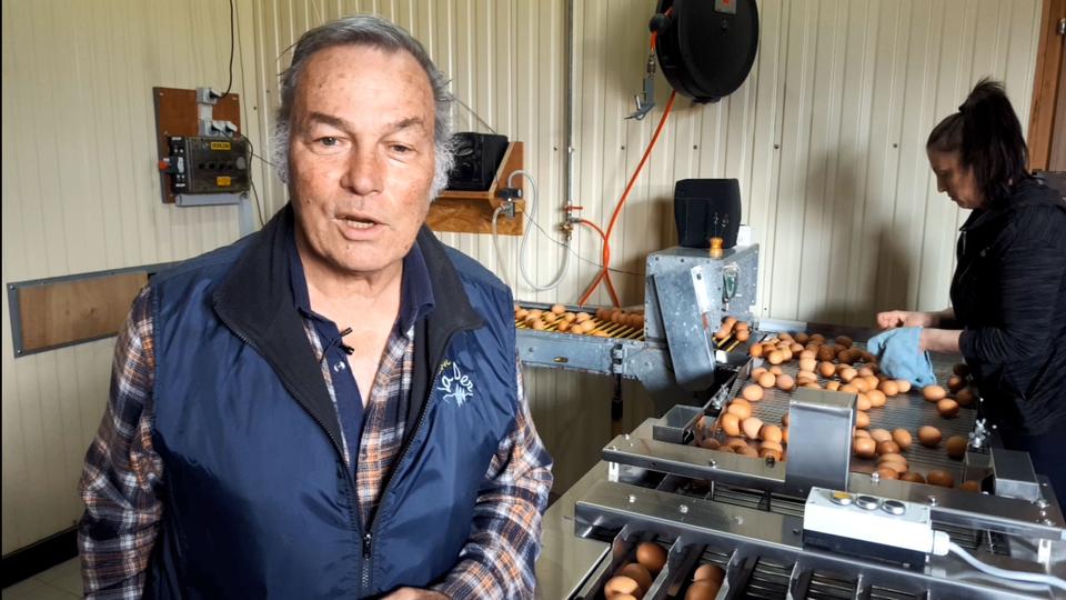 Interview de Félix Loewensberg, producteur d'oeufs à Aigle. [RTS - Xavier Bloch]