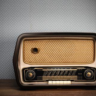 Radio vintage. [Depositphotos - ArturVerkhovetskiy]