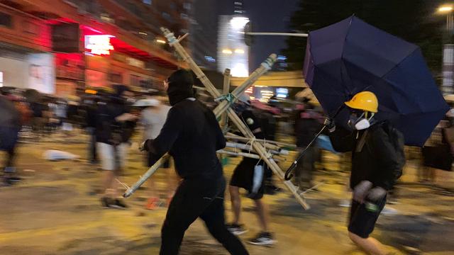 Une mobilisation parallèle au siège de l’université se met en place afin de faire diversion auprès de la police et de permettre aux manifestants de quitter le campus. [RTS - Michaël Peuker]