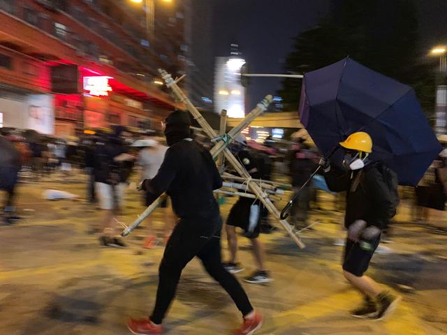 Une mobilisation parallèle au siège de l’université se met en place afin de faire diversion auprès de la police et de permettre aux manifestants de quitter le campus. [RTS - Michaël Peuker]