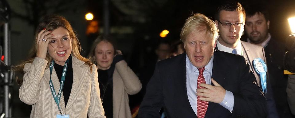 Le Premier ministre britannique et leader des conservateurs, Boris Johnson, et sa compagne Carrie Symonds. [AP Photo - Kirsty Wigglesworth]