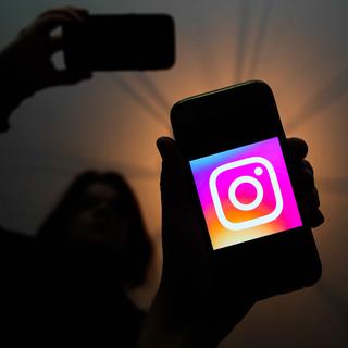 Le logo d'Instagram s'affiche sur l'écran d'un smartphone. [AFP - Jakub Porzycki]