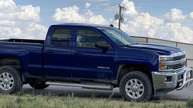 Une voiture comportant plusieurs impacts de balles suite à la fusillade qui s'est déroulée entre Odessa et Midland, au Texas, le 31 août 2019. [HO/AFP - Ernst Villanueva]