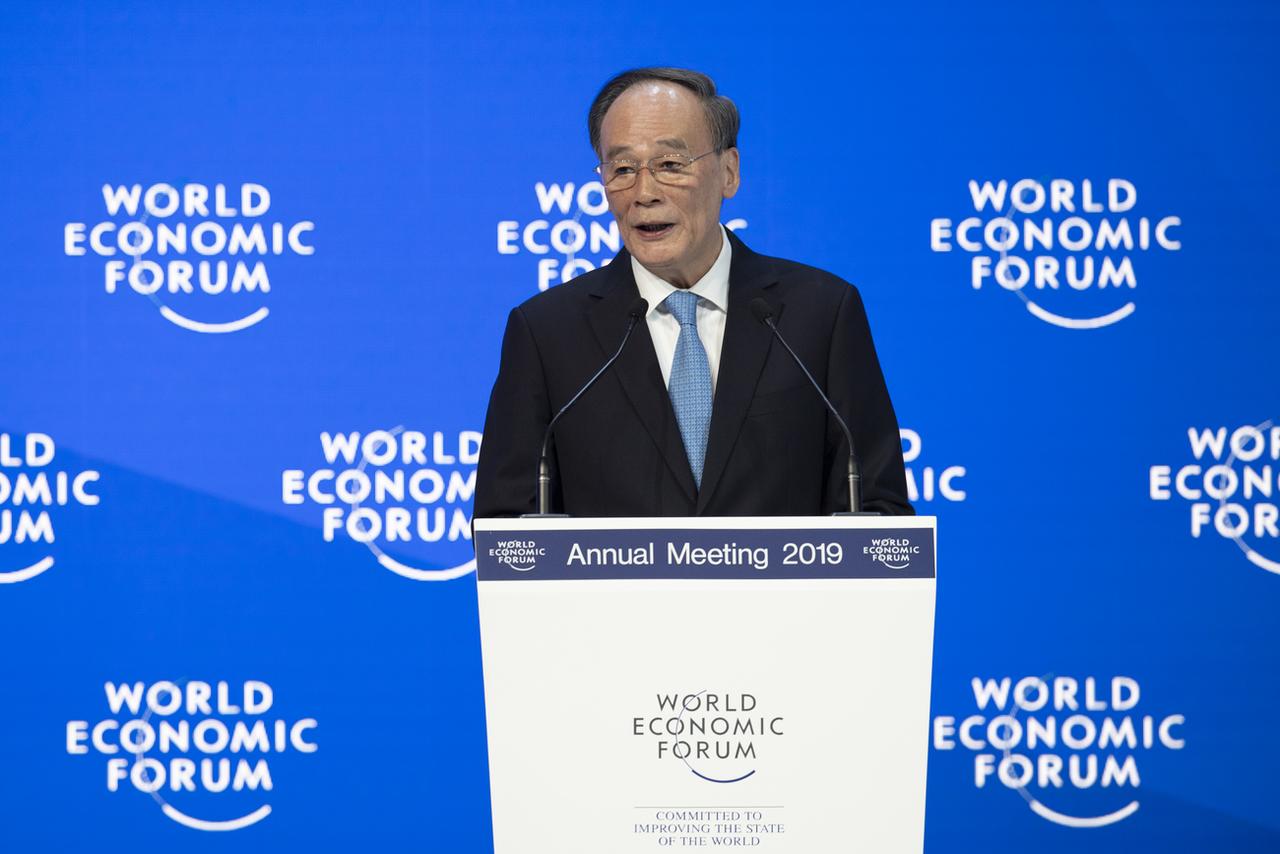 Le vice-président chinois Wang Qishan emmène la délégation de son pays à Davos. [Keystone - Gian Ehrenzeller]