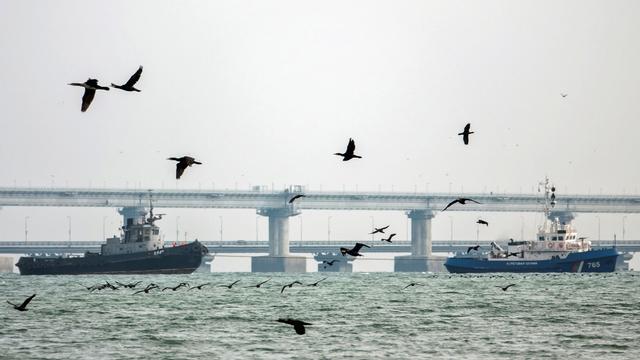 L'un des bateaux ukrainiens remorqué par un bâtiment russe au large du port de Kerch, 17.11.2019. [Reuters - Alla Dmitrieva]