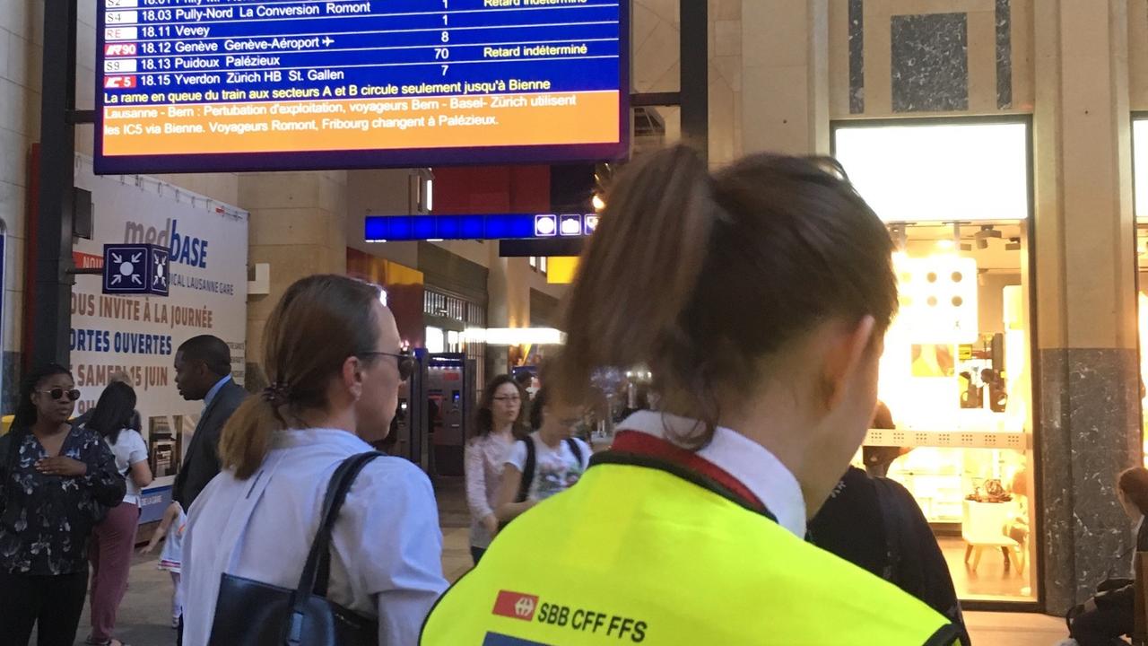 Plusieurs trains ont été annulés en gare de Lausanne après l'interruption de la ligne Lausanne-Palézieux le 17 juin 2019. [RTS]