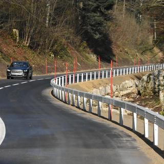 Une voiture circulant entre Villiers et Le Pâquier (NE). [RTS - Gaël Klein]