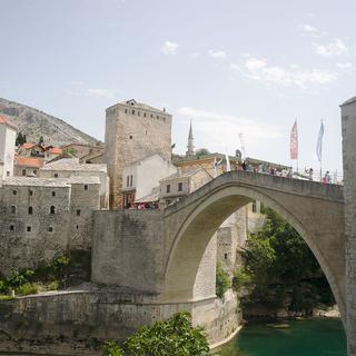 Le pont de Mostar - reconstruit en 2004 - peine à rapprocher Bosniaques et Croates habitant une ville toujours divisée. [Wikimedia - Inkey]