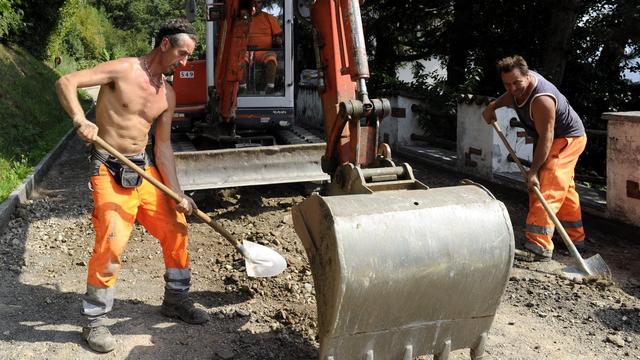 La Fédération vaudoise des entrepreneurs et le syndicat Unia décident de stopper les chantiers mercredi entre 13h et 17h en raison de la canicule. [Keystone - Karl Mathis]