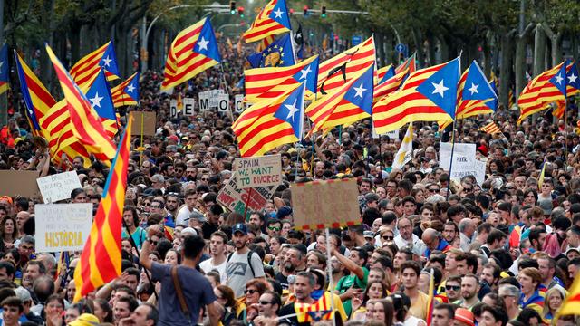 Une manifestation géante a envahi vendredi les rues de Barcelone. [Reuters - Albert Gea]