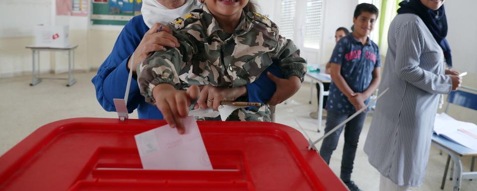 Les Tunisiens se sont rendus aux urnes pour voter lors du deuxième tour de la présidentielle. [EPA/Keystone - Mohamed Messara]