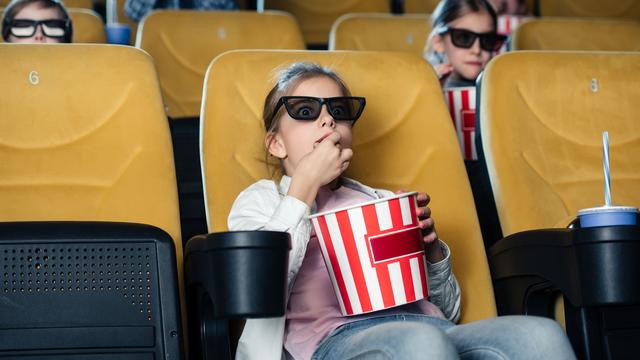 Des enfants dans une salle de cinéma. [Depositphoto - AndrewLozovyi]