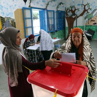 Une tunisienne vote pour les élections parlementaires à Tunis le 6 octobre 2019. [Keystone - Mohamed Messara]
