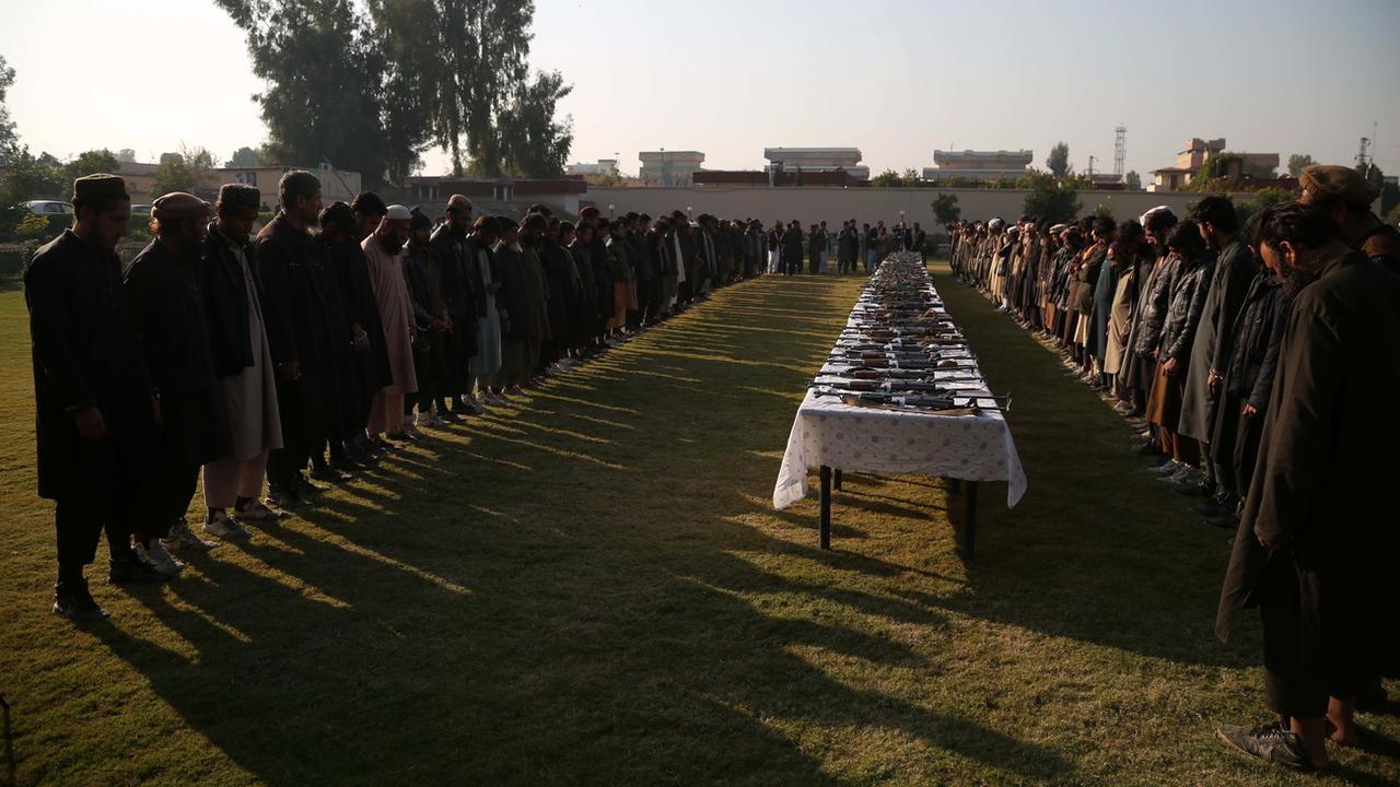 Des anciens membres des talibans et du groupe Etat islamique rendent leurs armes. [Keystone/EPA - Ghulamullah Habibi]
