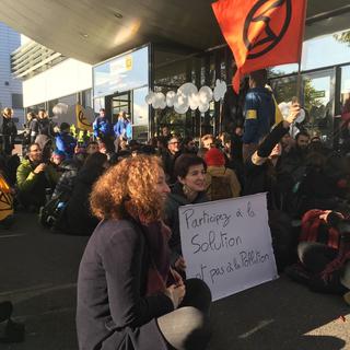 Les militants d'Extinction Rebellion bloquent le terminal des jets à Cointrin [RTS - Adrien Krause]
