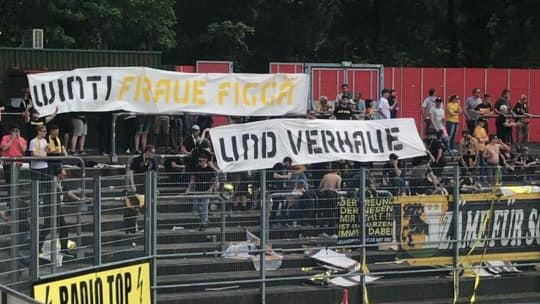 Deux banderoles appelant à des violences contre les femmes ont été déployées par des fans du FC Schaffhouse. [Facebook - Toja Rauch]