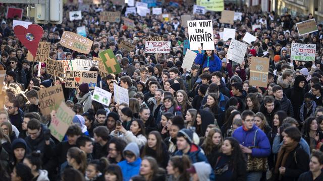 Plusieurs milliers d'étudiants se sont mobilisés à Lausanne pour manifester contre l'inaction climatique. [KEYSTONE - Valentin Flauraud]