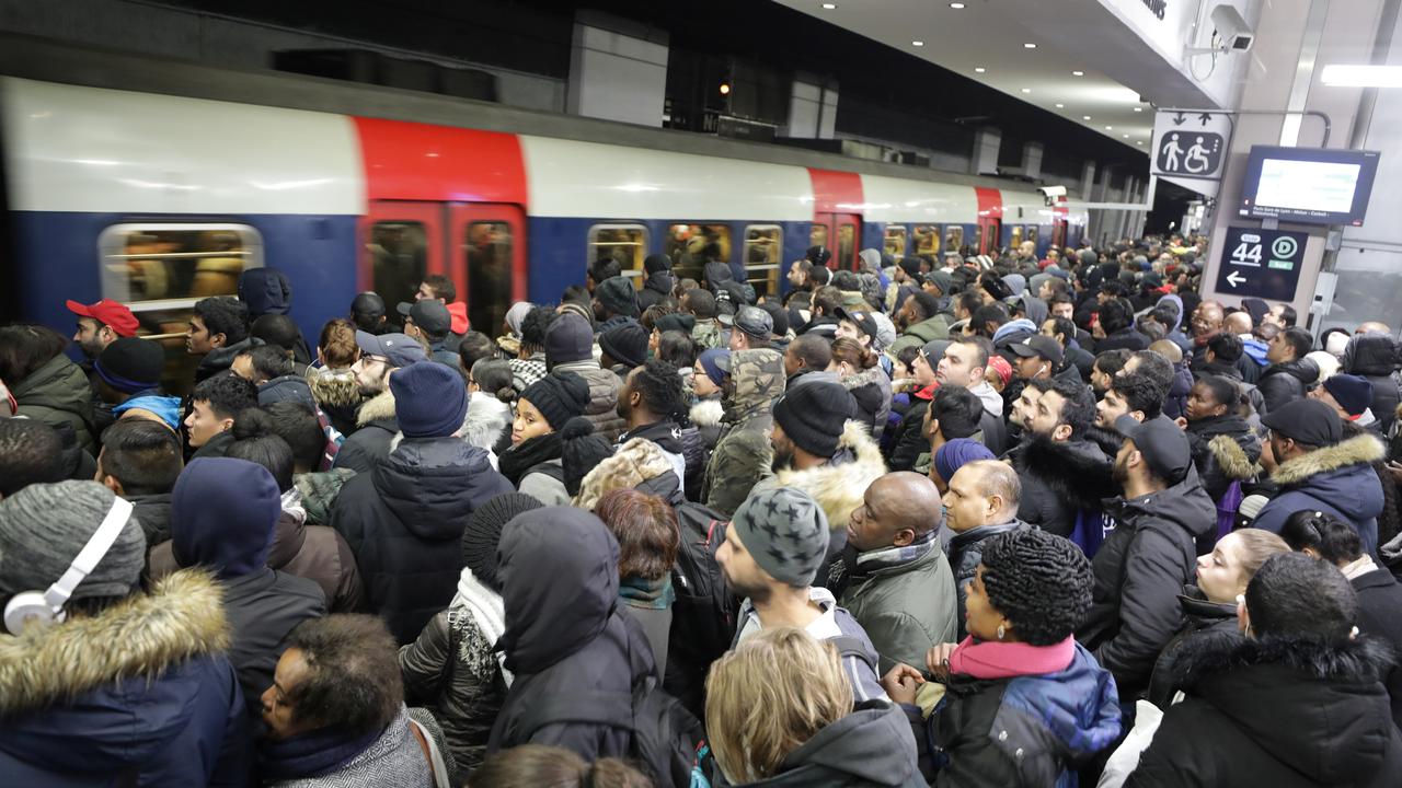 Des pendulaires attendent de pouvoir se déplacer sur un quai de la gare du Nord à Paris, le 10 décembre 2019. [Reuters - Eric Gaillard]