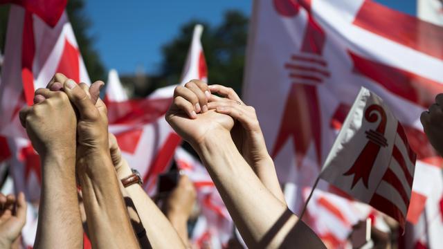 Le 18 juin 2017, la ville de Moutier voyait débouler une vague rouge et blanche après le vote sur le rattachement au canton du Jura. [Keystone - Jean-Christophe Bott]