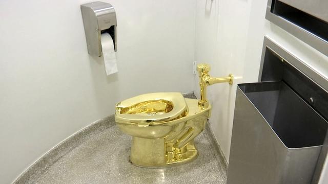 Les toilettes en or massif de Maurizio Cattelan, photographiées en 2016 à New York. [AP Photo]