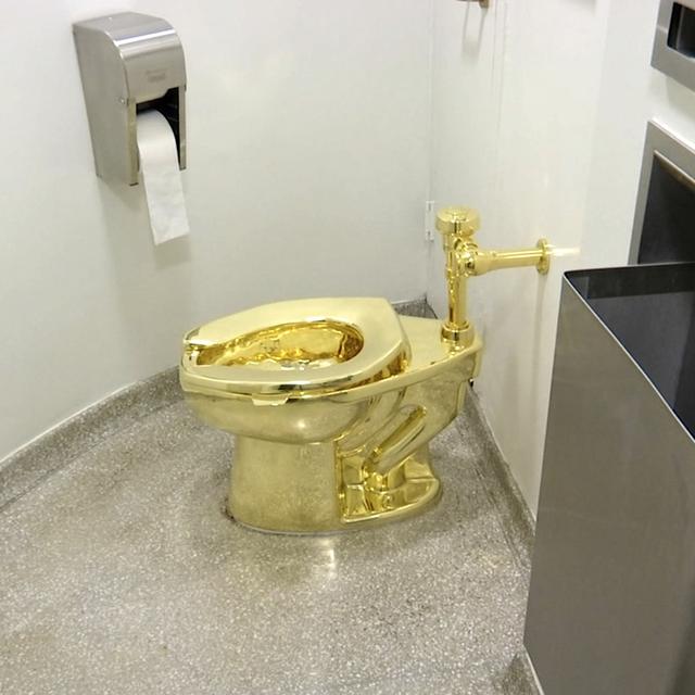 Les toilettes en or massif de Maurizio Cattelan, photographiées en 2016 à New York. [AP Photo]