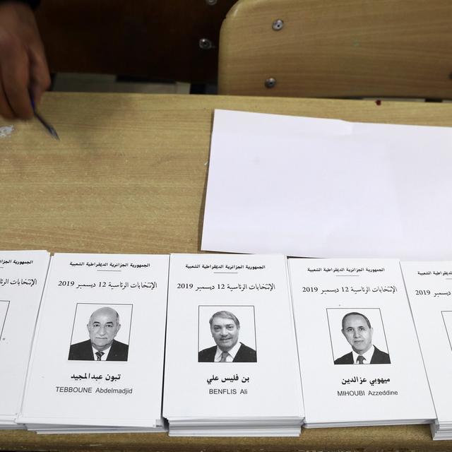 Les candidats algériens sont tous considérés comme des enfants du "système" pour leur rôle durant la présidence Bouteflika. [Keystone - Mohamed Messara]