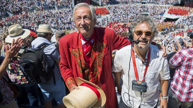 L'abbé-président de la Fête des Vignerons François Margot en compagnie du metteur en scène Daniele Finzi Pasca, lors de la dernière représentation. [Keystone - Jean-Christophe Bott]