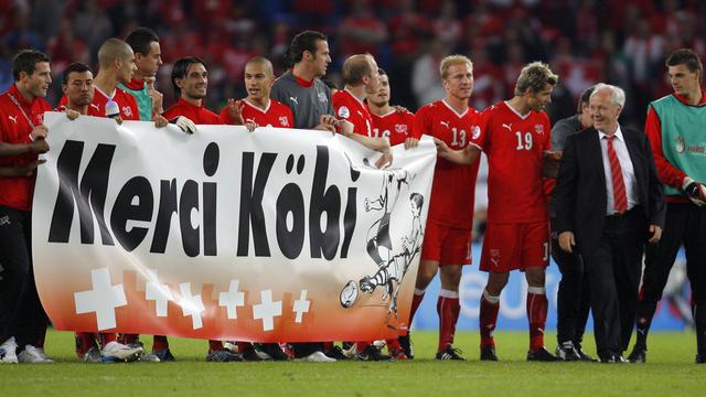Les joueurs de l'équipe nationale suisse et l'ancien entraîneur Kobi Kuhn pendant l'Euro 2008. [AP Photo/Keystone - Vadim Ghirda]
