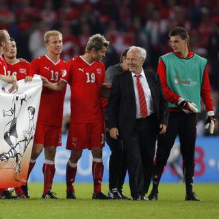 Les joueurs de l'équipe nationale suisse et l'ancien entraîneur Kobi Kuhn pendant l'Euro 2008. [AP Photo/Keystone - Vadim Ghirda]