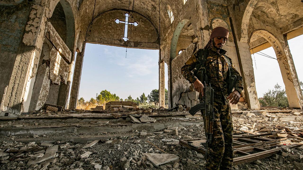Membre des Gardiens du Khabour dans les ruines d'une église assyrienne à Tal Tamr, 15.11.2019. [AFP - Delil souleiman]