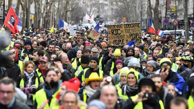 Des "gilets jaunes" défilent dans les rues de Paris, lors de l'acte 11. [AFP - Alain Jocard]