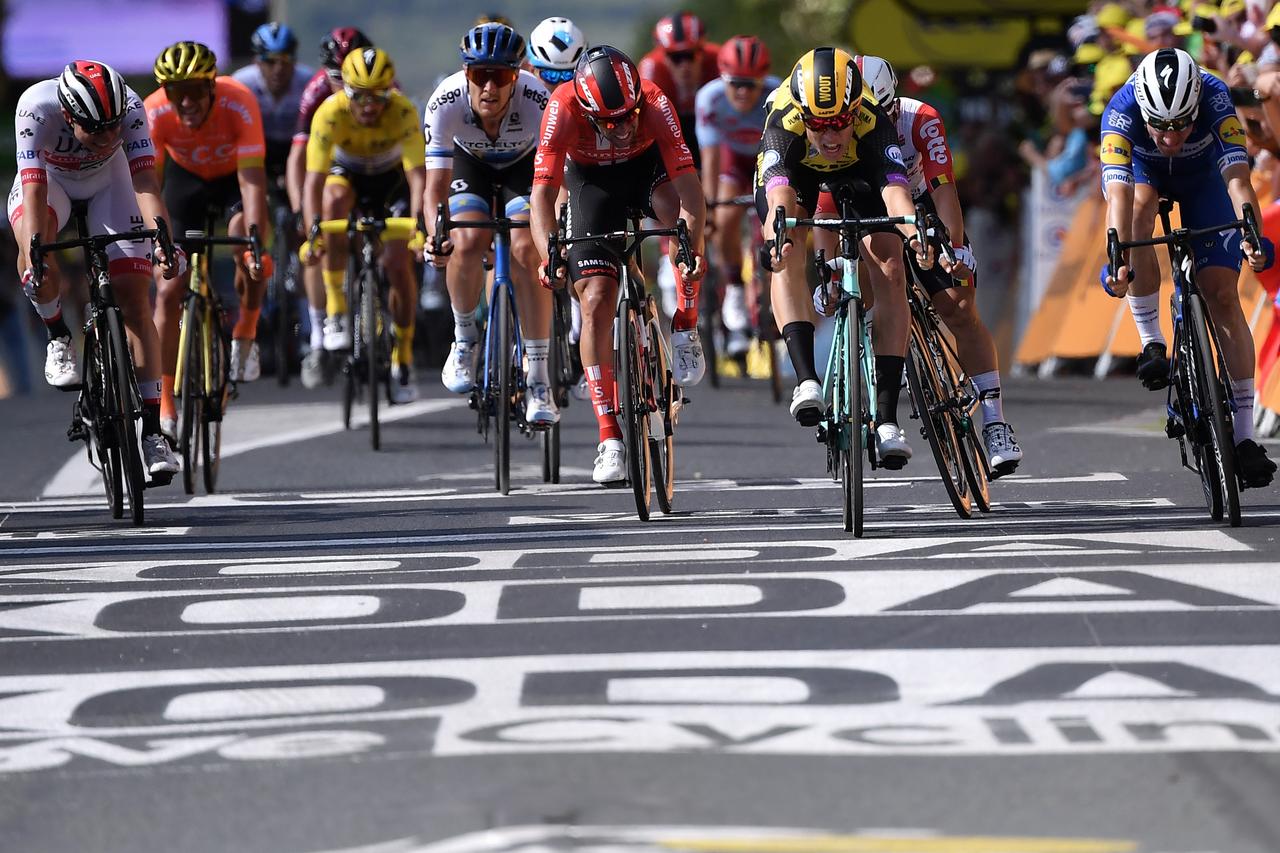 Wout van Aert s'impose au sprint juste devant l'Italien Viviani. [AFP - Marco Bertorello]