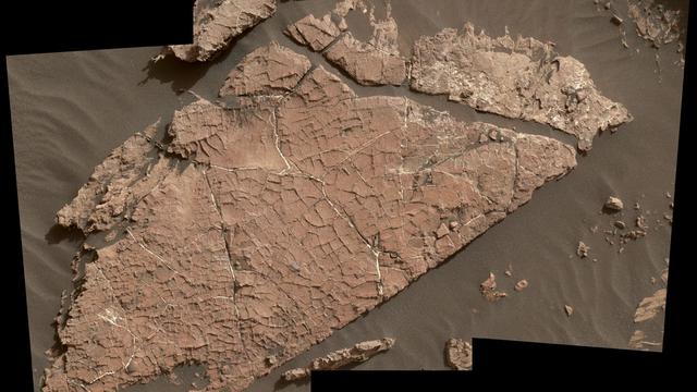 Ces craquelures, dans un rocher martien nommé "Old Soaker", peuvent avoir été formées par une couche de boue séchée il y a plus de trois milliards d'années. [JPL/NASA - Curiosity]